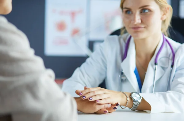 Doctora ayudando a ancianos tomados de la mano en el hospital — Foto de Stock