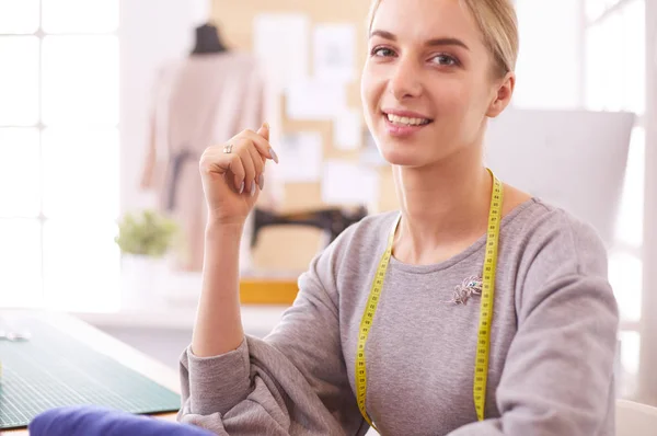 Mode ontwerper met behulp van tablet computer in de studio — Stockfoto