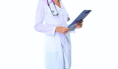 Hastanede üniformalı, gülümseyen bir kadın doktor. Gülümseyen kadın doktor.