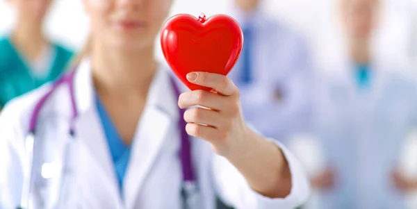 Medico femminile con stetoscopio che tiene il cuore — Foto Stock
