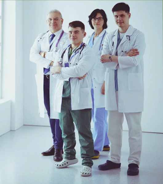 Une équipe médicale réussie. Équipe de médecins confiants debout ensemble et souriant — Photo