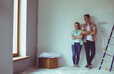 Yeni eve taşınan genç çiftin portresi.