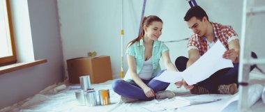 Genç çift katta oturan ve onlar hakkında tasarruf hesaplama