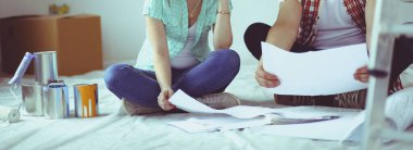 Genç çift katta oturan ve onlar hakkında tasarruf hesaplama