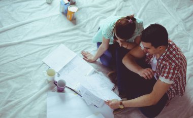 Genç çift katta oturan ve onlar hakkında tasarruf hesaplama