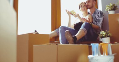 Evde pencere kenarında oturan hareketli çift. Çift