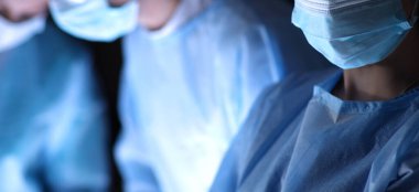 Takım cerrahı ameliyatta.