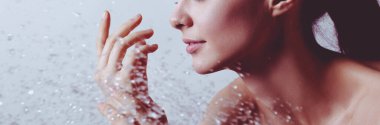 Genç beautyful kadın banyoda duş altında