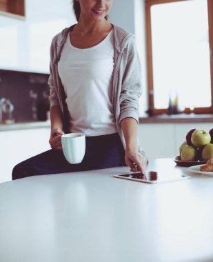 mutlu kadın evde Mutfakta çay içme
