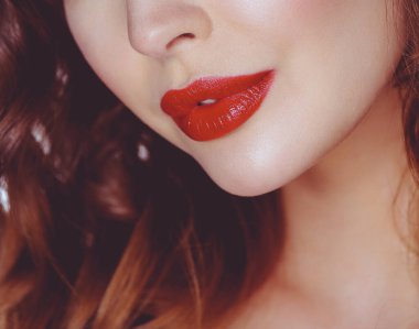 Güzel kadın deri beyaz zemin üzerine kırmızı dudaklar ile