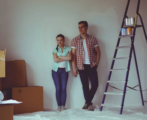 Портрет молодої пари, що рухається в новому будинку — стокове фото