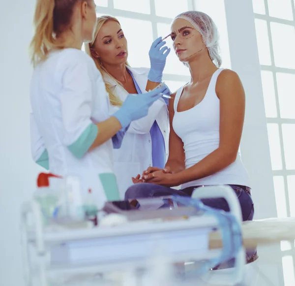 Bella donna faccia vicino al medico con siringa. — Foto Stock