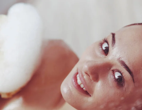 Jonge beautyful vrouw onder de douche in de badkamer — Stockfoto