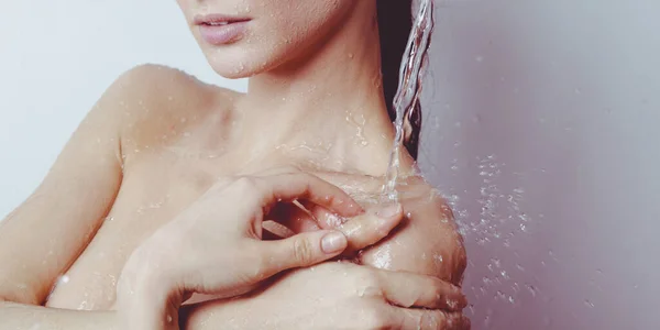 Jovem mulher bonita sob o chuveiro no banheiro — Fotografia de Stock