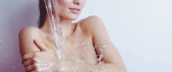 Joven mujer hermosa bajo la ducha en el baño —  Fotos de Stock
