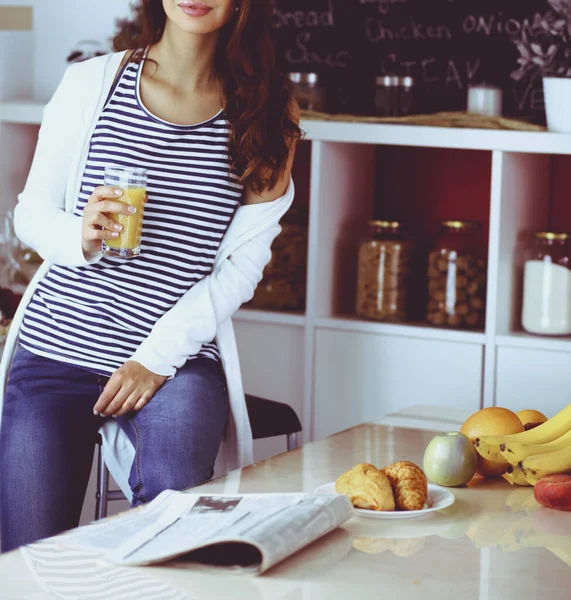 Porträtt av en vacker kvinna som håller glas med välsmakande juice — Stockfoto