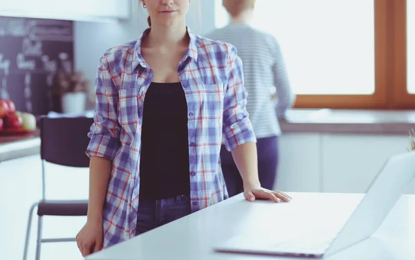 Belle jeune femme médecin souriante assise au bureau et écrivant — Photo