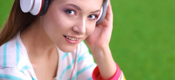 Mujer joven escuchando la música — Foto de Stock