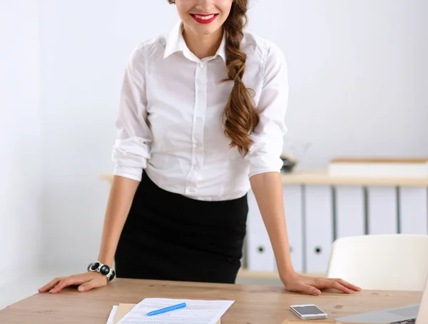 Attraktive Geschäftsfrau sitzt im Büro — Stockfoto