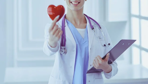 Γυναίκα γιατρός με το στηθοσκόπιο που κρατά την καρδιά — Φωτογραφία Αρχείου