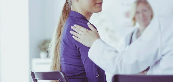 Doktorn och patienten diskuterar något när de sitter vid bordet. Medicin och hälsovård — Stockfoto