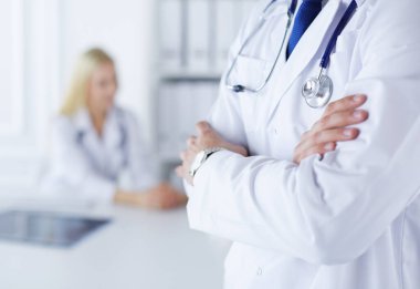 Hastanede çalışan mutlu bir doktor.