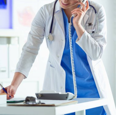 Ofisinde ciddi bir doktor var.