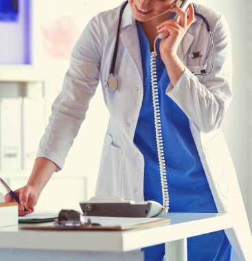 Ofisinde ciddi bir doktor var.