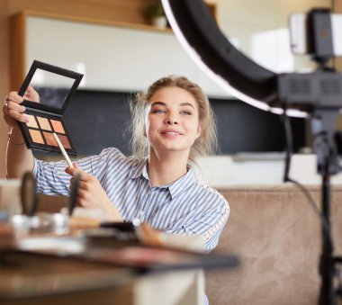 Far paleti tutan blogger kadar yapmak