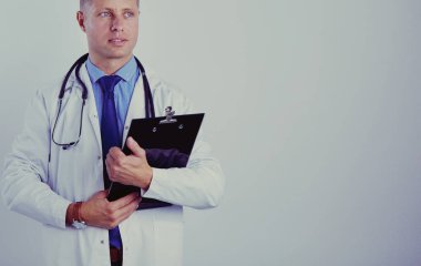 Dosyası olan erkek doktor, beyaz arka planda izole edilmiş.