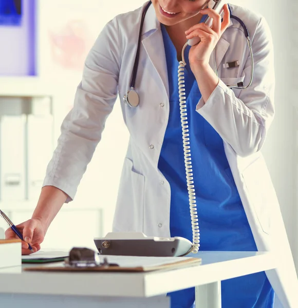 Médecin sérieux au téléphone dans son bureau — Photo