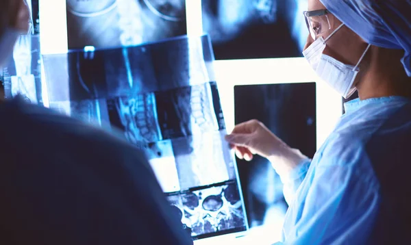 Médicos analizando una radiografía en una medición — Foto de Stock