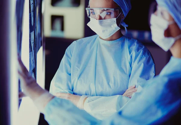 Twee vrouwelijke artsen die röntgenfoto 's bekijken in een ziekenhuis — Stockfoto