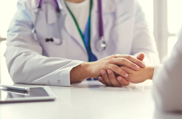Close-up van stethoscoop en papier op achtergrond van arts en patiënt handen — Stockfoto