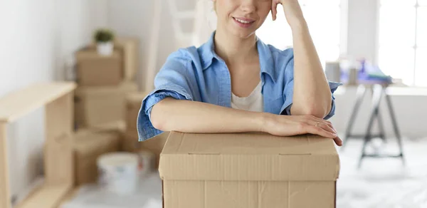 Retrato de uma jovem com caixas — Fotografia de Stock