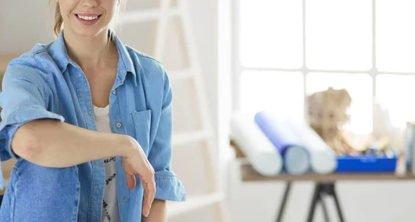 Mujer joven sentada en casa y comprando muebles nuevos a través de Internet usando una tableta — Foto de Stock