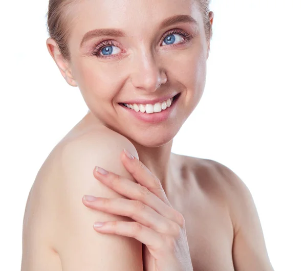 Porträt einer schönen Frau mit natürlichem Make-up auf weißem Hintergrund — Stockfoto