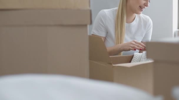 Le jeune couple séduisant de gens mariés assis sur le sol et regardant le plan de leur nouvelle maison, en pensant au design. Intérieur — Video