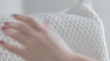 Genç bir kadın yeni bir yere taşınıyor. Mutlu yong kadını karton kutuyu açıyor..