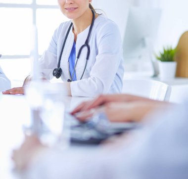 Doktorlar hastane konferans odasında birbirlerine danışıyorlar.