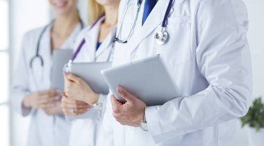 Beyaz arka planda izole edilmiş bir doktor, kadın ve erkek.