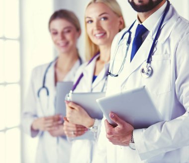 Beyaz arka planda izole edilmiş bir doktor, kadın ve erkek.