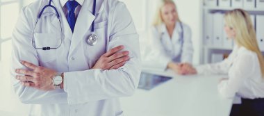 Hastanede çalışan mutlu bir doktor.