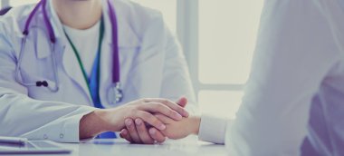 yakın çekim, stetoskop ve kağıt üzerinde arka plan doktor ve hasta el