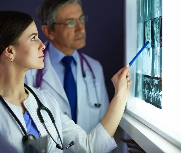 Gruppo di medici che esaminano i raggi X in una clinica, pensando a una diagnosi — Foto Stock