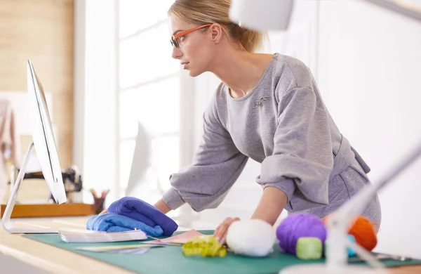 Femme designer dans l'atelier regardant ordinateur portable — Photo