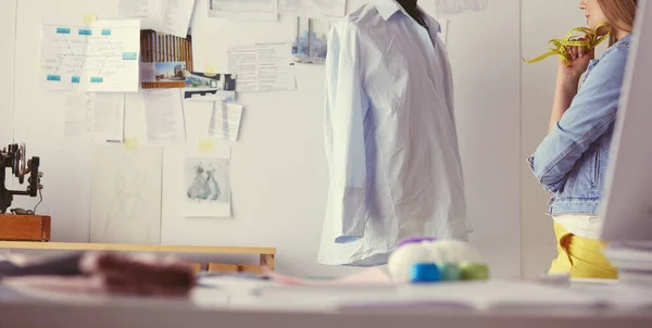 Modeontwerper bezig met haar ontwerpen in de studio — Stockfoto