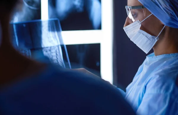 Bild einer attraktiven Ärztin beim Anblick von Röntgenbildern — Stockfoto