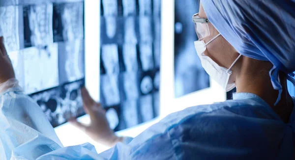Две женщины-доктора, изучающие рентген в больнице — стоковое фото