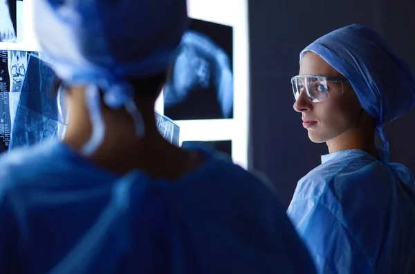 Dos mujeres médicas que miran rayos X en un hospital — Foto de Stock